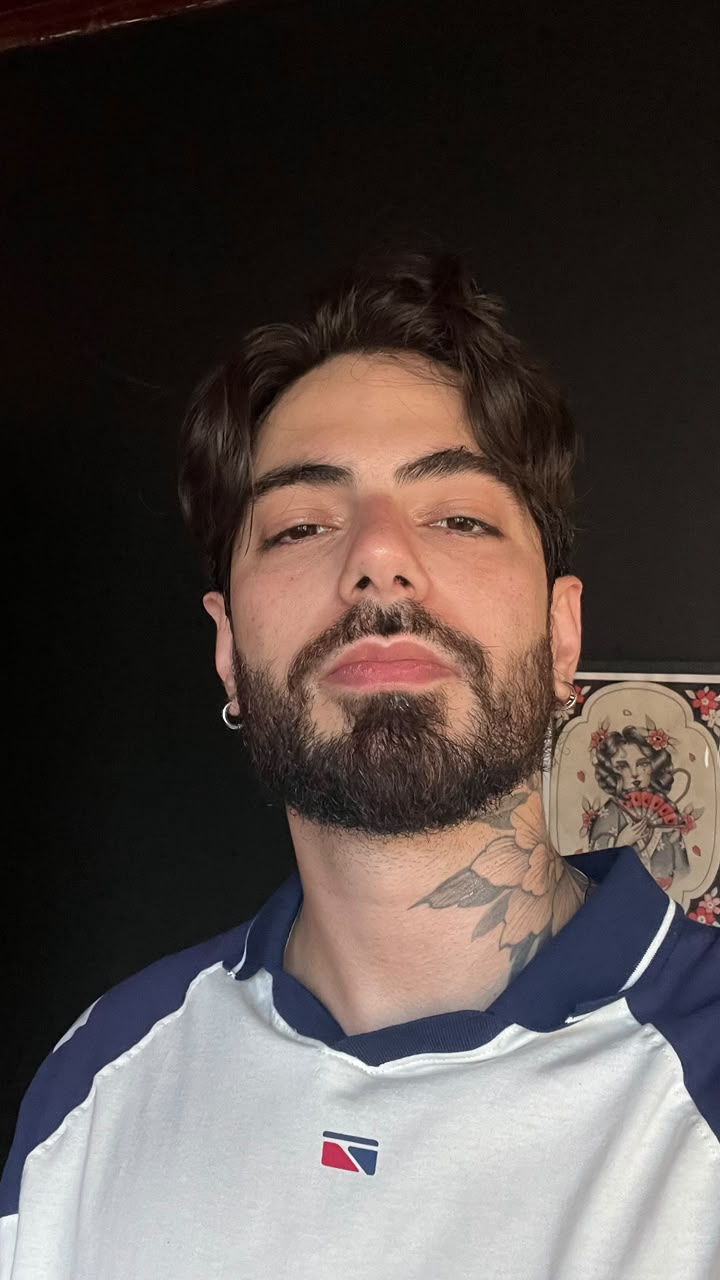 Eduardo Fioresi, tatuador, no estúdio em Ji-Paraná